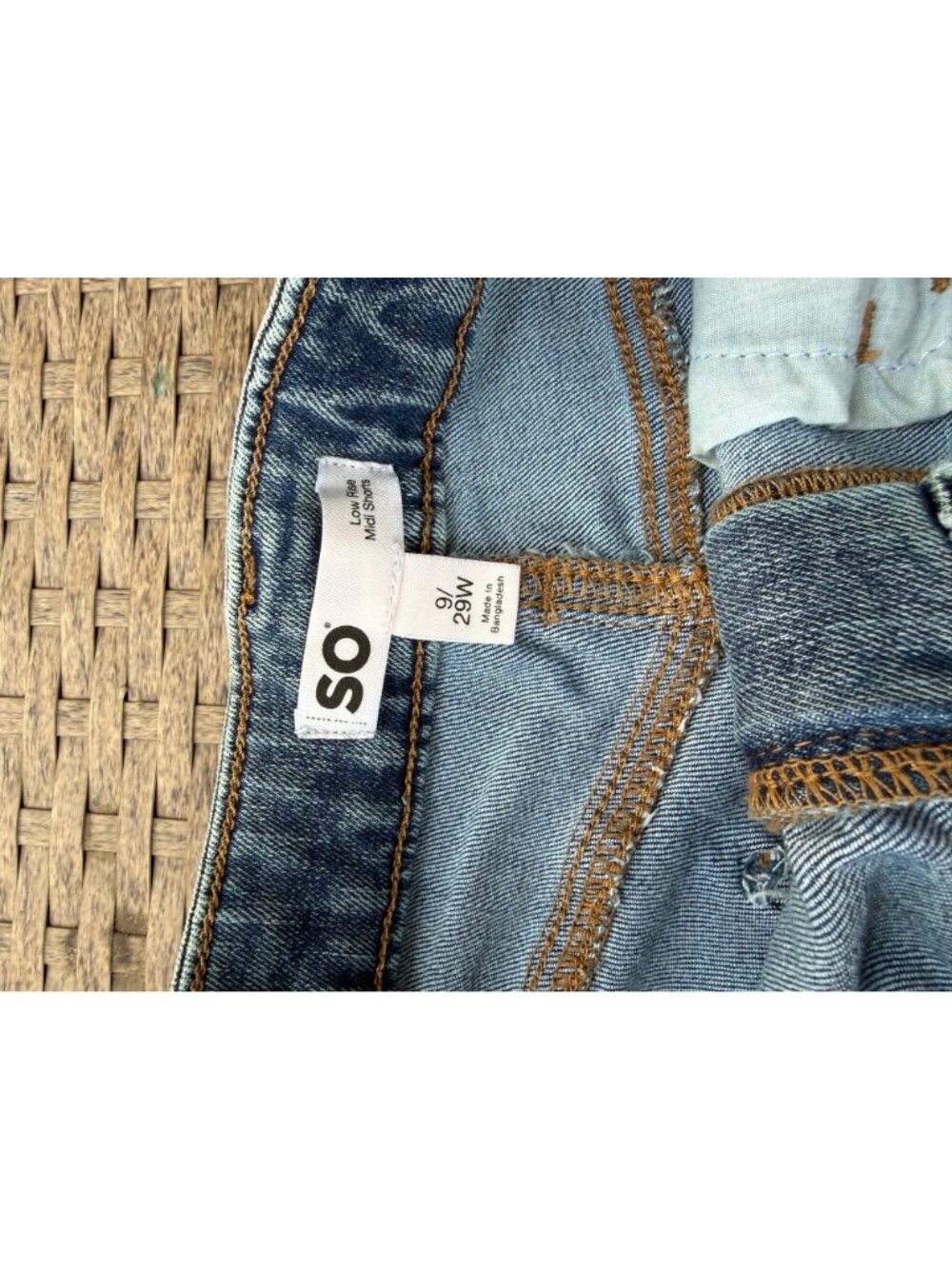 SO Women’s Distressed Denim Shorts Size 9 29W Blue Frayed Raw Hem Mid Rise - Picture 5 of 6